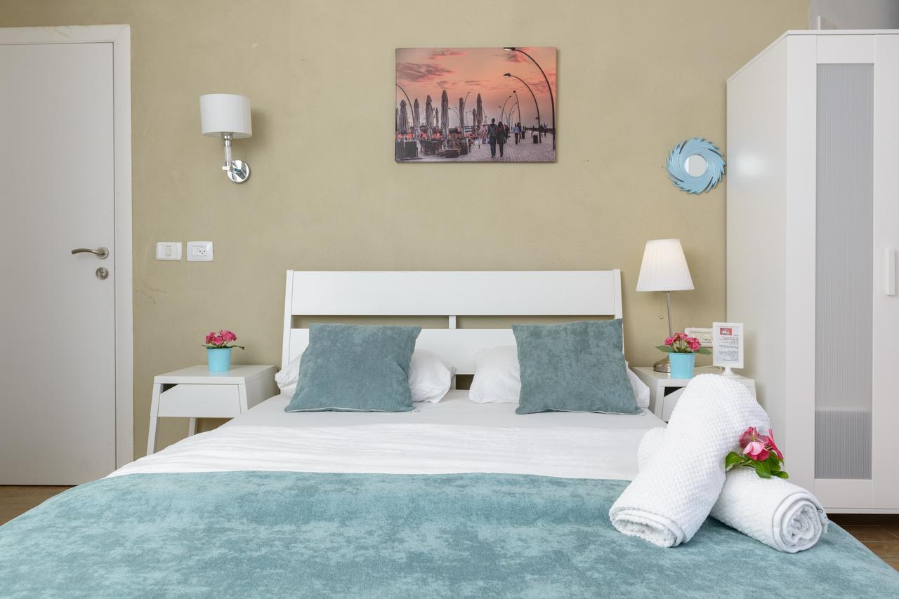 Studio & Apartments On The Beach By Aspentlv Tel Aviv Esterno foto